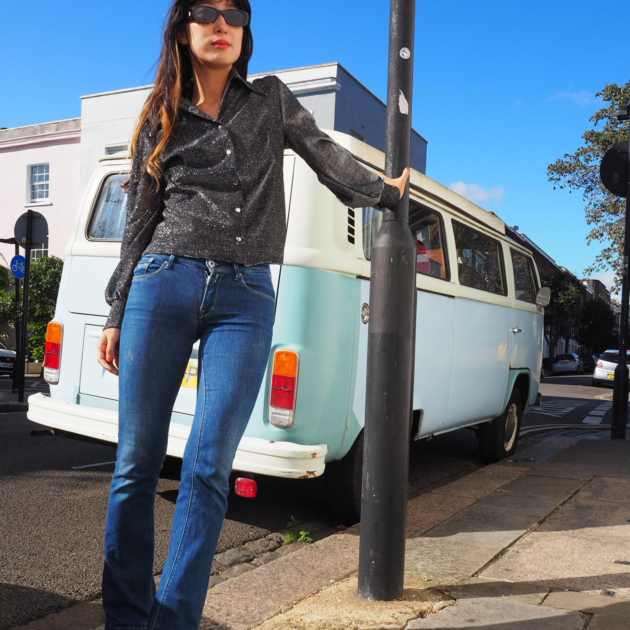 ティーレックスのような煌めくシャツ