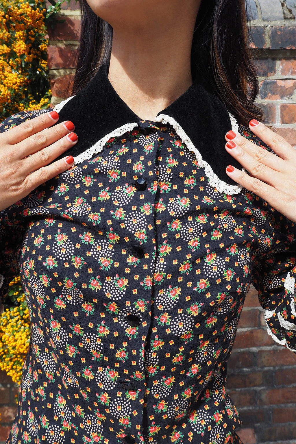 70's Lady's Flower Shirt London Vintage | Velvet Collar Lace Blouse