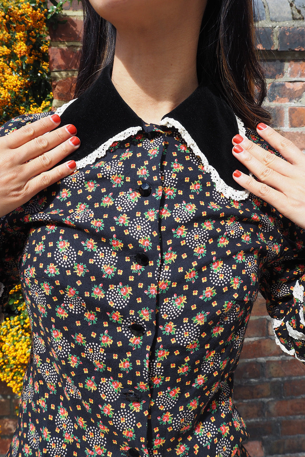 70's Lady's Flower Shirt London Vintage | Velvet Collar Lace Blouse