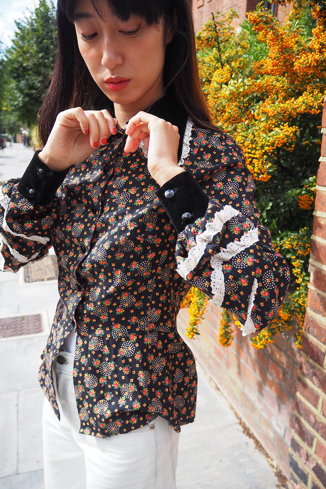 70's Lady's Flower Shirt London Vintage | Velvet Collar Lace Blouse