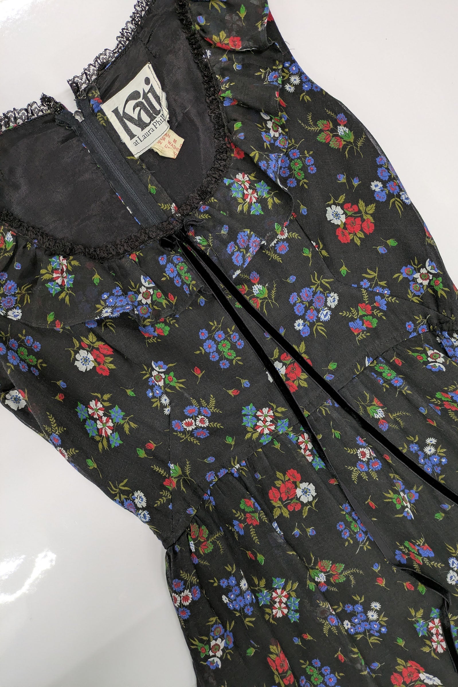 70s Vintage Kati at Laura Phillips Floral Dress - Black Ruffle Collar