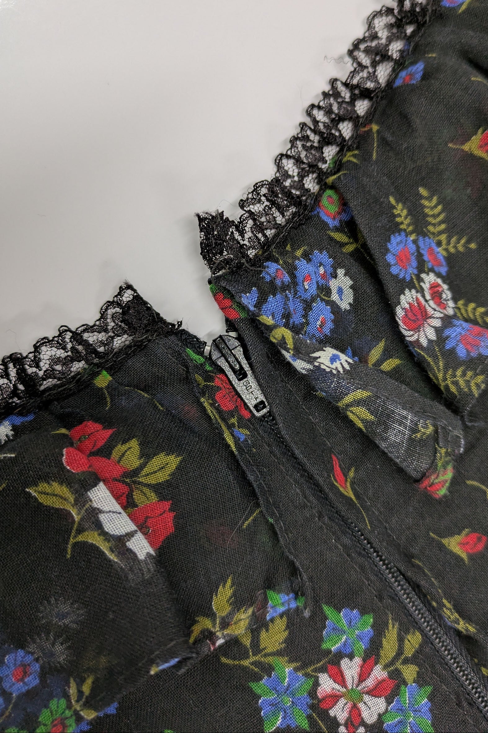 70s Vintage Kati at Laura Phillips Floral Dress - Black Ruffle Collar